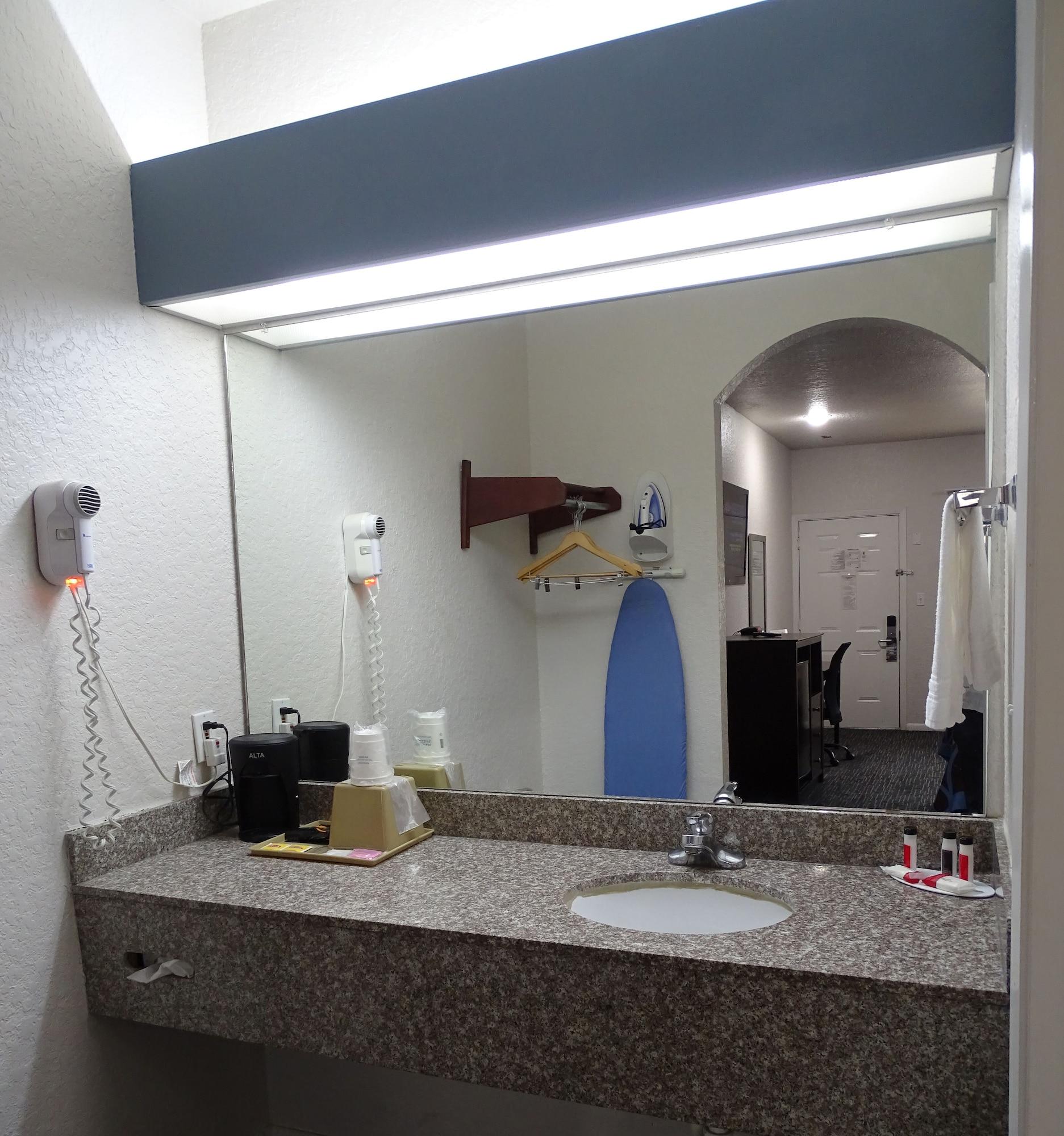 Super 8 By Wyndham Houston/Brookhollow Nw Luaran gambar
