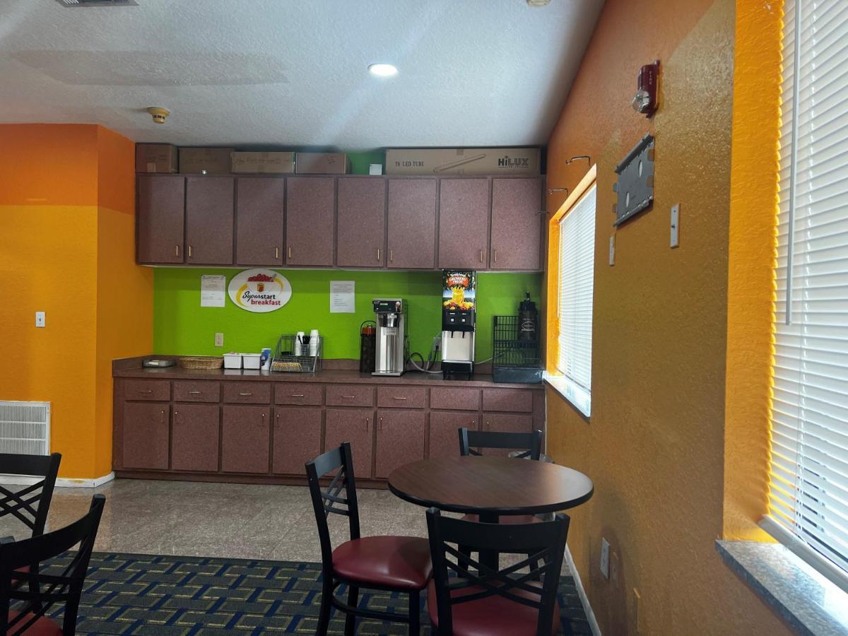 Super 8 By Wyndham Houston/Brookhollow Nw Luaran gambar